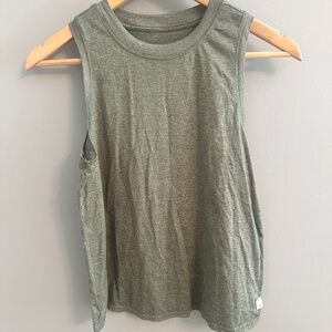 Vuori Heather green crop tank
